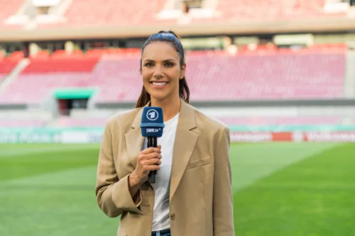 SÜDWESTRUNDFUNK
Die FIFA Fußball-WM 2022 in der ARD - Esther Sedlaczek - STADIONMODERATORIN
Esther Sedlaczek (Jahrgang 1985) ist die Stadionmoderatorin bei der FIFA Fußball-WM 2022.
© SWR/Christian Koch, honorarfrei - Verwendung gemäß der AGB im engen inhaltlichen, redaktionellen Zusammenhang mit genannter SWR-Sendung und bei Nennung "Bild: SWR/Christian Koch" (S2+). SWR Presse/Bildkommunikation, Baden-Baden, Tel: 07221/929-22202, foto@swr.de